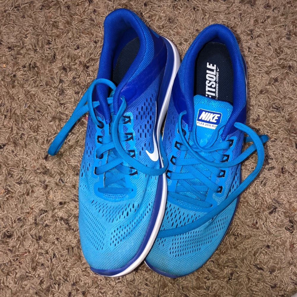 nwot women’s nike tennis shoes !